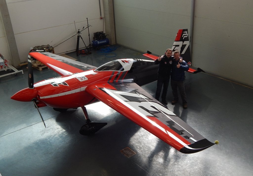 FOTO: Peter Podlunšek predstavil novo letalo, Edge 540 v2