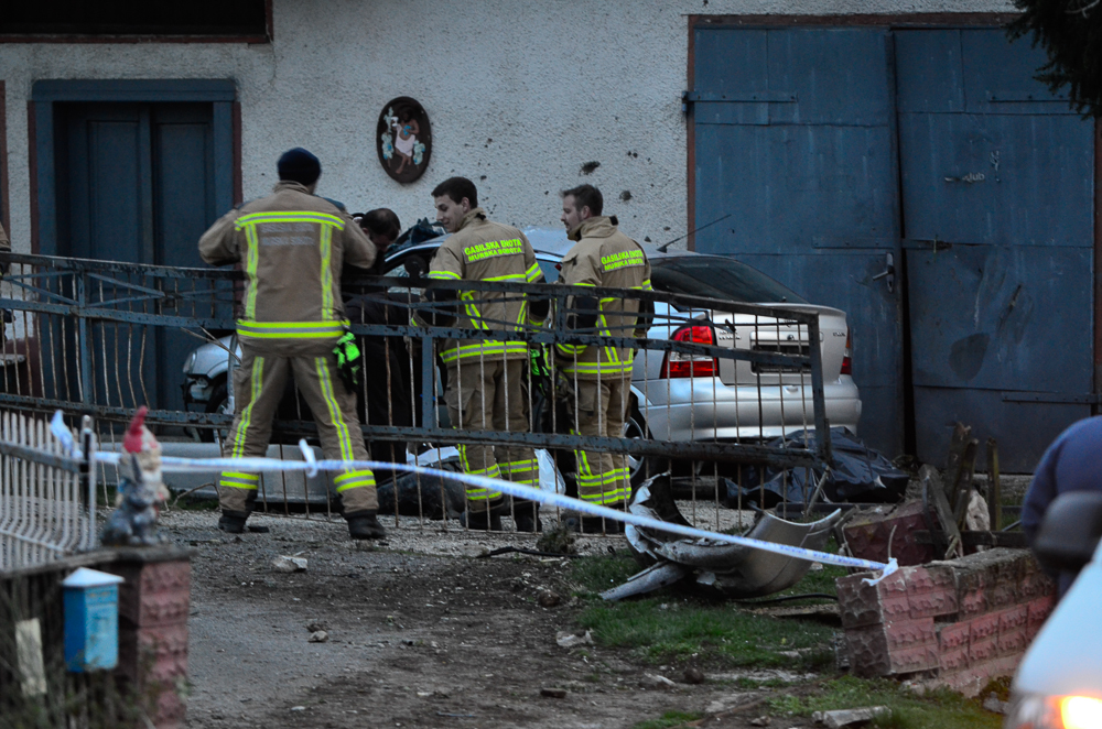 FOTO: Nova žrtev pomurskih cest: 28-letnik čez betonski propust in v zid FOTO: Nova žrtev pomurskih cest: 28-letnik čez betonski propust in v zid