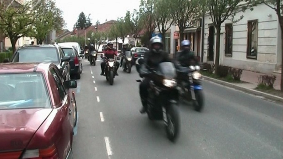 Spomladanske temperature vabijo motoriste. A previdno, ceste še niso pripravljene!