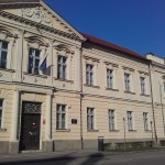 Z zmerljivkami in žaljivkami se je spravil nad policiste!