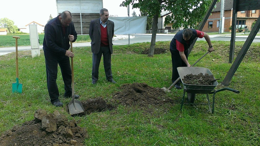 FOTO: Postavitev mlaja in kresovanje v Gaberju