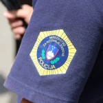 Traktor povozil občana, ki je življenjsko ogrožen, policisti zasegli tudi drogo in orožje