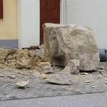 FOTO: Dvotonska skala padla na parkirišče v Kranjčevi ulici