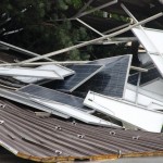 FOTO: Ogromna škoda na turniški osnovni šoli; Veter dvignil streho s sončno elektrarno vred