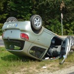 Preteklih 24 FOTO: Zapeljala s cestišča in se prevrnila na streho