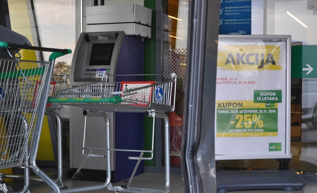 FOTO: Murska Sobota: Z avtomobilom želeli odtujiti bankomat
