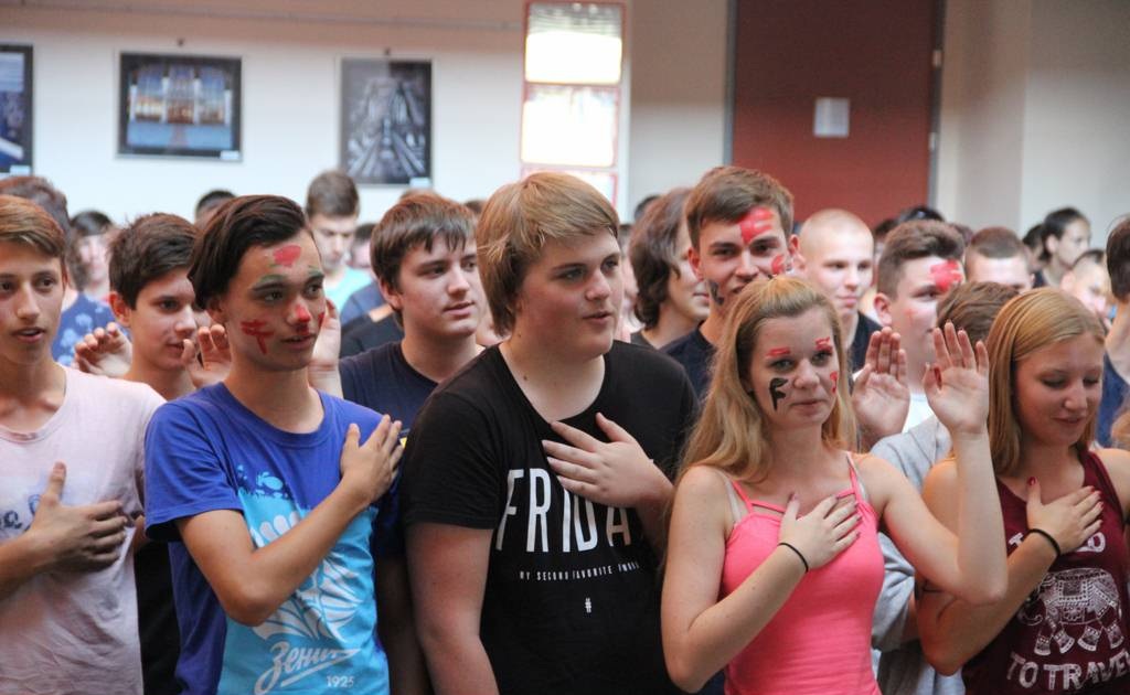 FOTO: Starejši dijaki prvošolce sprejeli v dijaško skupnost