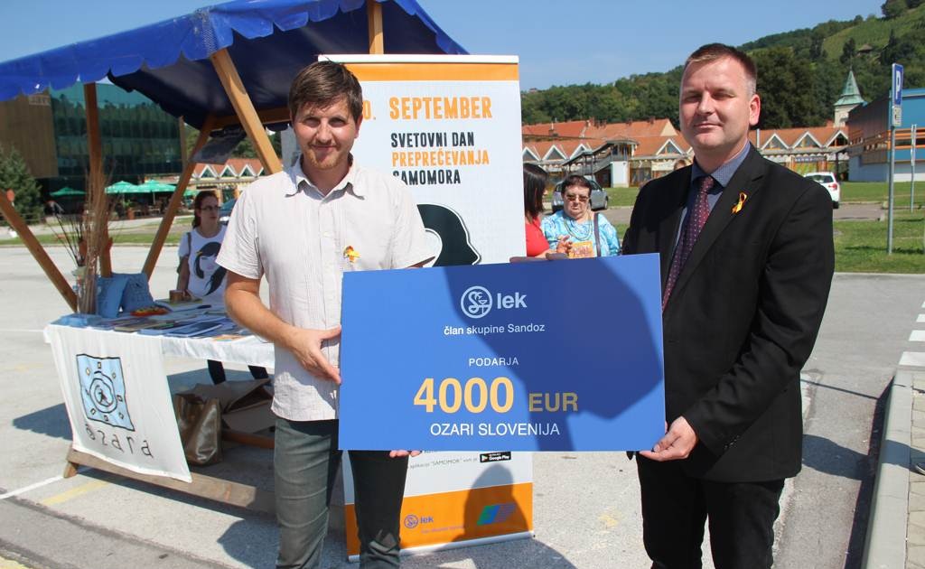 FOTO: Ozari donirali 4.000 evrov FOTO: Ozari donirali 4.000 evrov