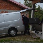 Vozilo skušal zadržati s telesom in pri tem nesrečno umrl