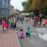 FOTO: Ob dnevu brez avtomobila otroci preplavili cestišče pred mestno hišo