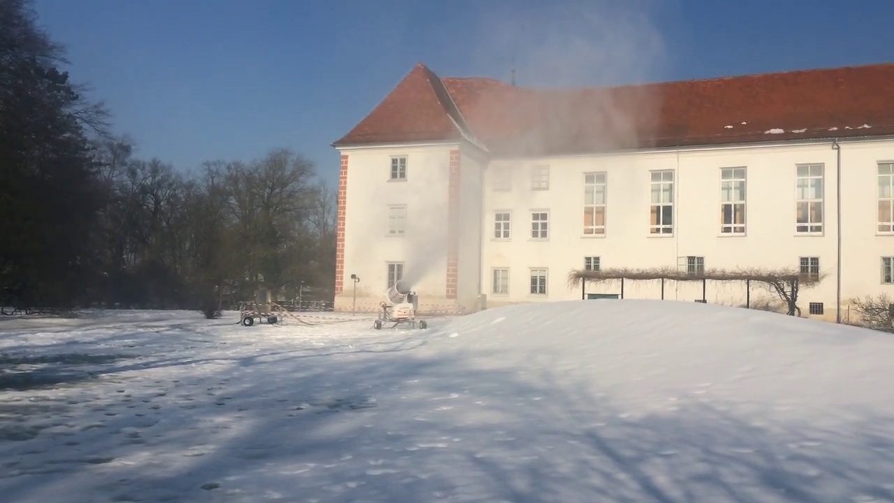 V Murski Soboti lokalna sankališča umetno zasnežujejo V Murski Soboti lokalna sankališča umetno zasnežujejo