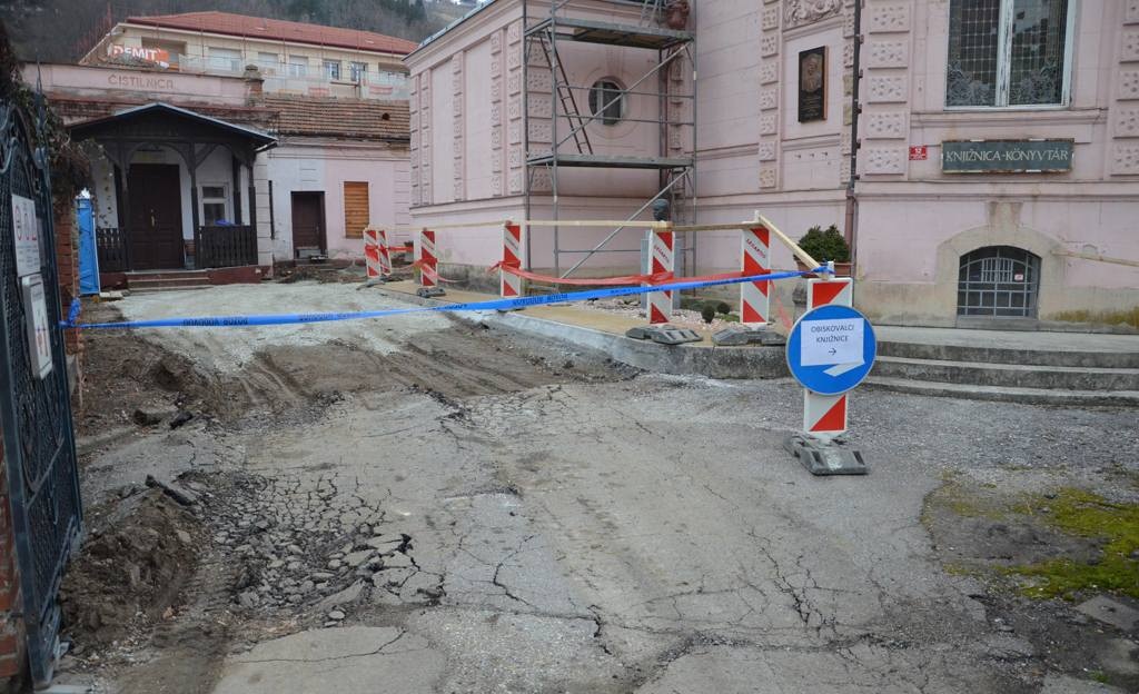 FOTO: Urejanje dvorišča lendavske knjižnice FOTO: Urejanje dvorišča lendavske knjižnice