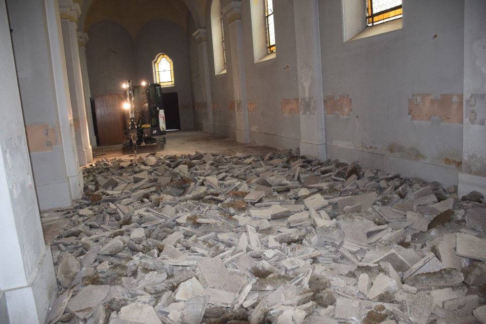 FOTO: V Beltincih pričeli z obnovo tamkajšnje župnijske cerkve FOTO: V Beltincih pričeli z obnovo tamkajšnje župnijske cerkve