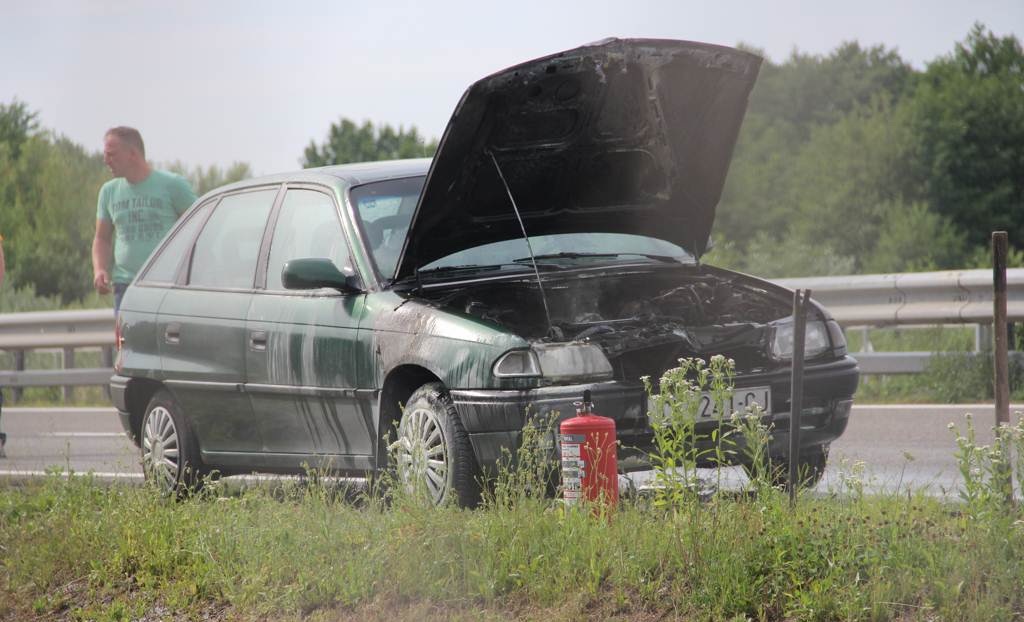 FOTO: Požar na vozilu: Ogenj ukrotil voznik mimovozečega vozila