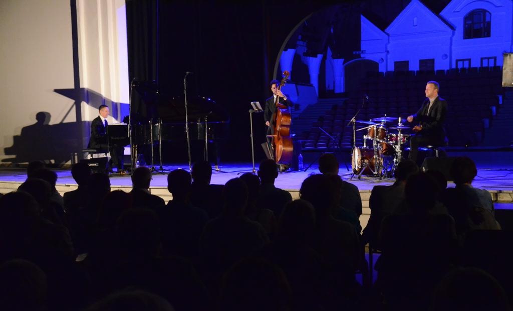 FOTO: Koncert glasbene zasedbe Sárik Péter Trio