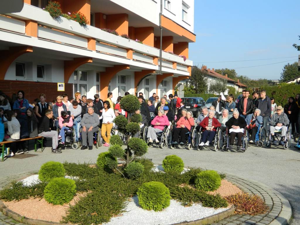 FOTO: Medgeneracijsko srečanje v Domu starejših Lendava FOTO: Medgeneracijsko srečanje v Domu starejših Lendava