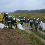 FOTO: Nedelica: Nasip reke Ledave pričel popuščati, utrjevali so ga s protipoplavnimi vrečami