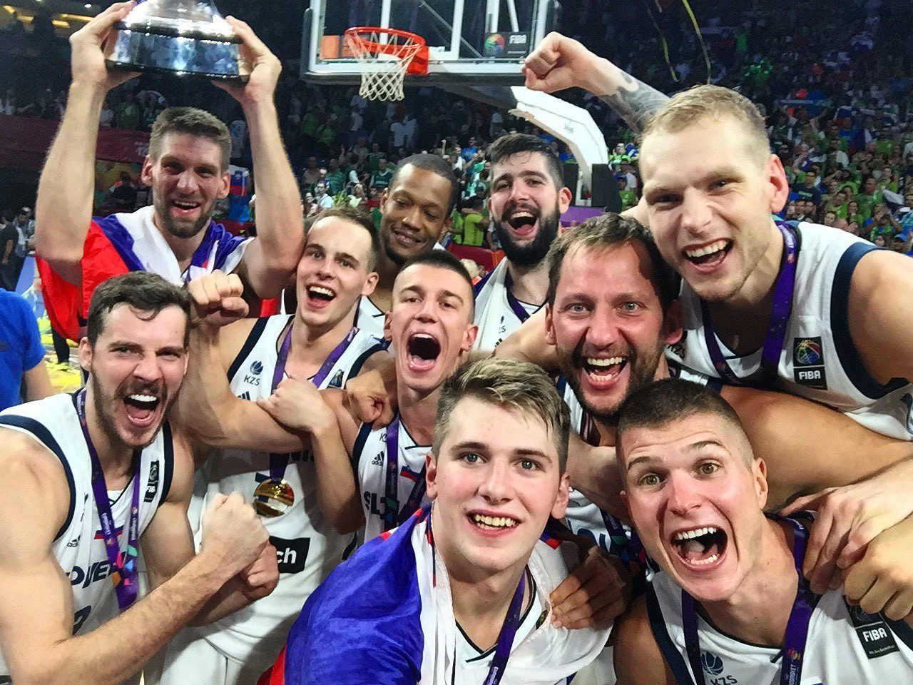 VIDEO: Tako so za slovenske košarkarje navijali v barih Retro in Drvarnica