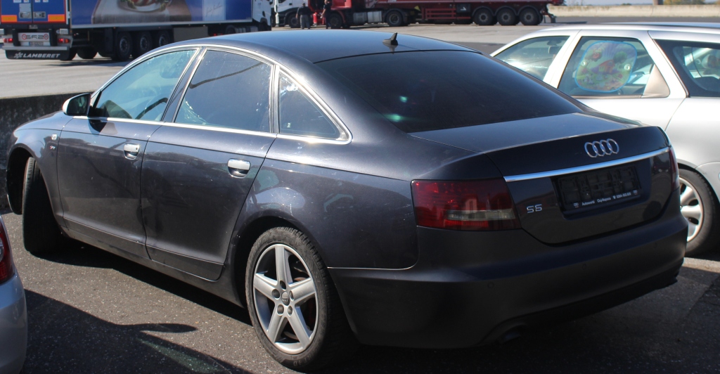 Policisti včeraj našli ukraden avtomobil, obravnavali 96 odvrženih pnevmatik in odkrili v Romuniji ukraden Audi