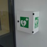 Preteklih 24 FOTO: Pri Hoferju v uporabo predali avtomatski eksterni defibrilator