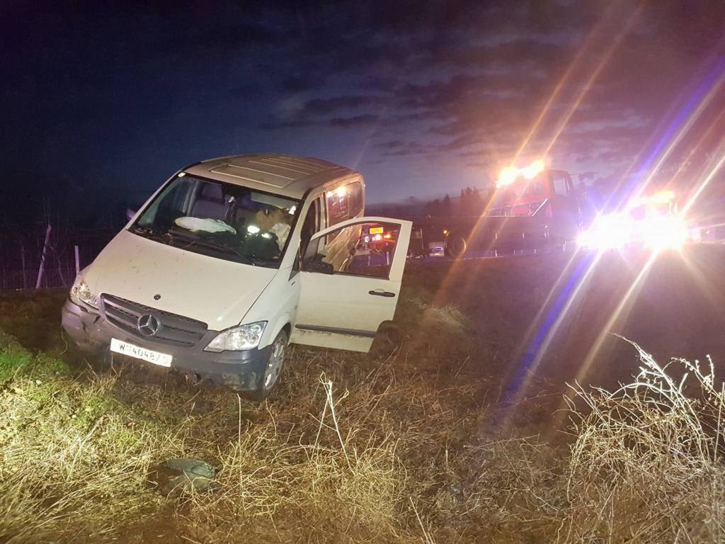 FOTO: Prevažal ilegalne pribežnike in povzročil prometno nesrečo. Voznik pred policisti bežal in skočil v reko FOTO: Prevažal ilegalne pribežnike in povzročil prometno nesrečo. Voznik pred policisti bežal in skočil v reko