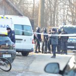 Hišne preiskave v romskih naseljih v Beltincih in Dokležovju: Policija zasegla orožje in prepovedano drogo