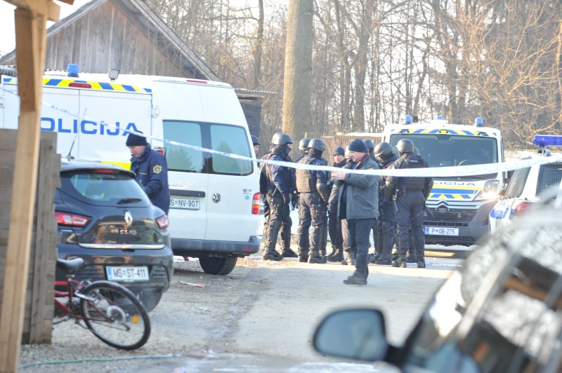 Hišne preiskave v romskih naseljih v Beltincih in Dokležovju: Policija zasegla orožje in prepovedano drogo