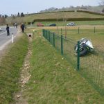 FOTO: Motorist zaradi neprilagojene hitrosti skoraj ob življenje; Vozilo pristalo na dvorišču hiše