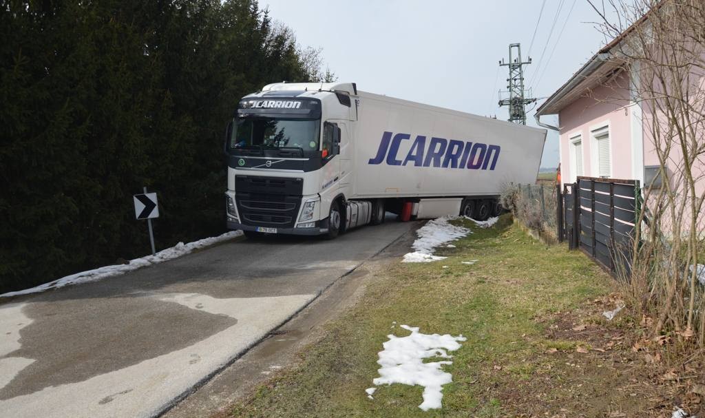 FOTO: Pince-Marof: Slepo verjel napravi GPS, obtičal v ostrem ovinku in se nevarno nagnil FOTO: Pince-Marof: Slepo verjel napravi GPS, obtičal v ostrem ovinku in se nevarno nagnil
