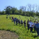 FOTO: Okrog 100 se jih je podalo na pohod po gričih Pinc in Doline