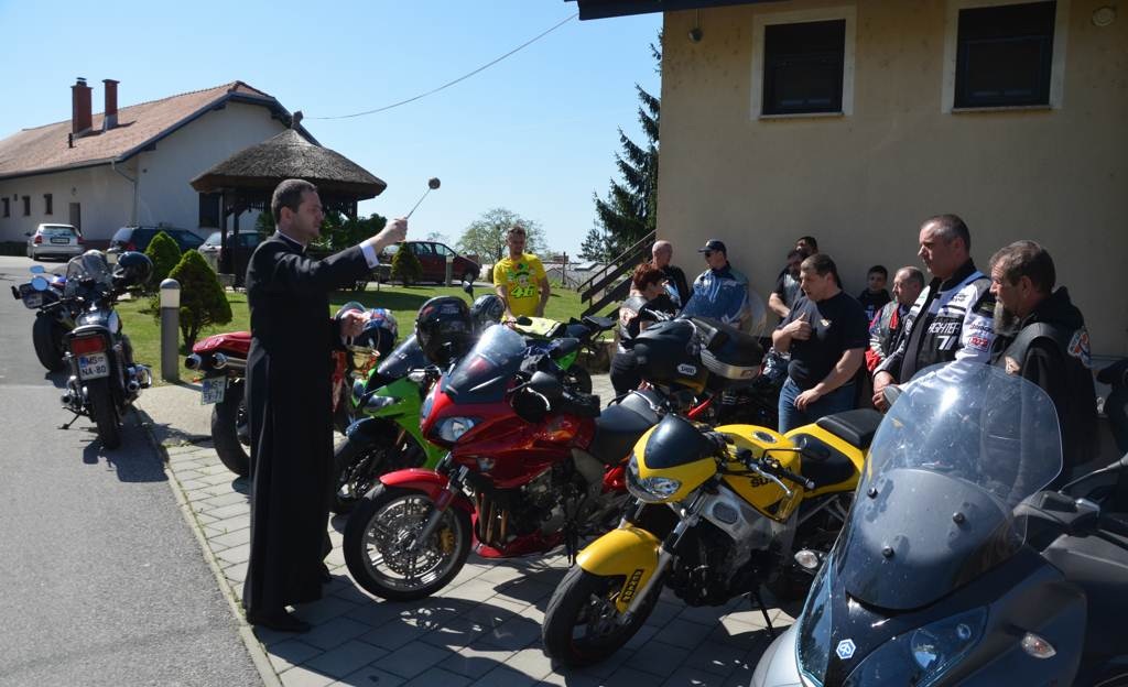 FOTO: Blagoslov motorjev pred župnijskimi prostori v Lendavi FOTO: Blagoslov motorjev pred župnijskimi prostori v Lendavi