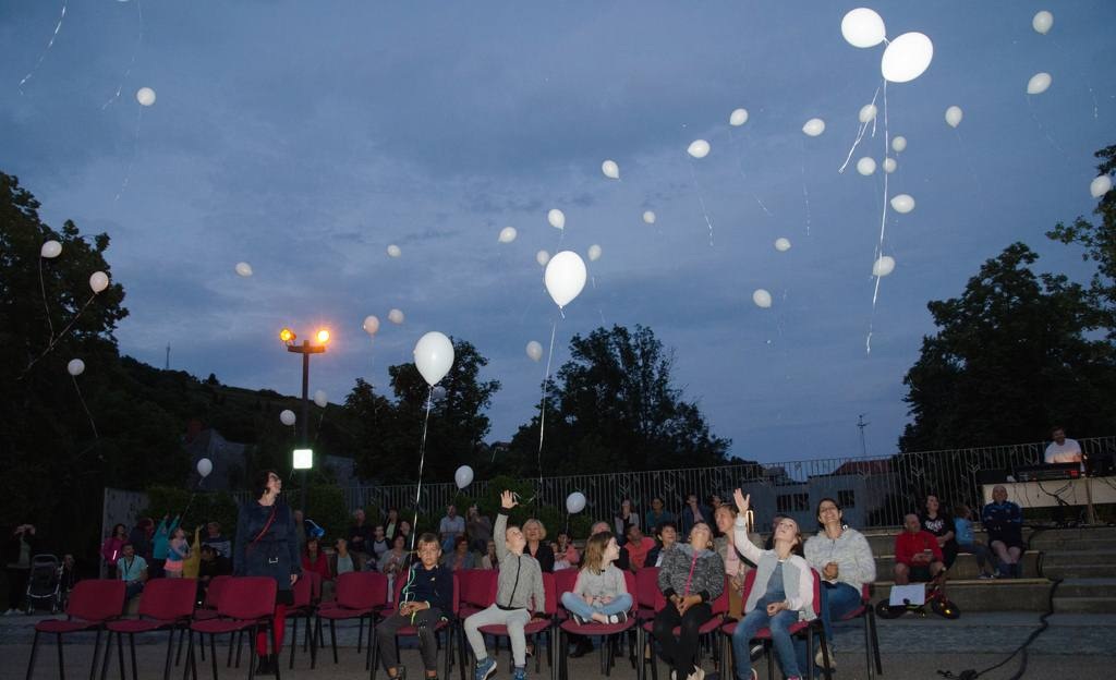 FOTO: Dobre želje je pisalo in risalo čez 120 udeležencev, za tem v nebo poleteli baloni
