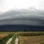 FOTO: Katastrofalno stanje lendavskega kulturnega doma: Dež kar čez pročelje in streho pronical v preddverje FOTO: Včerajšnji oblaki čez vaš objektiv