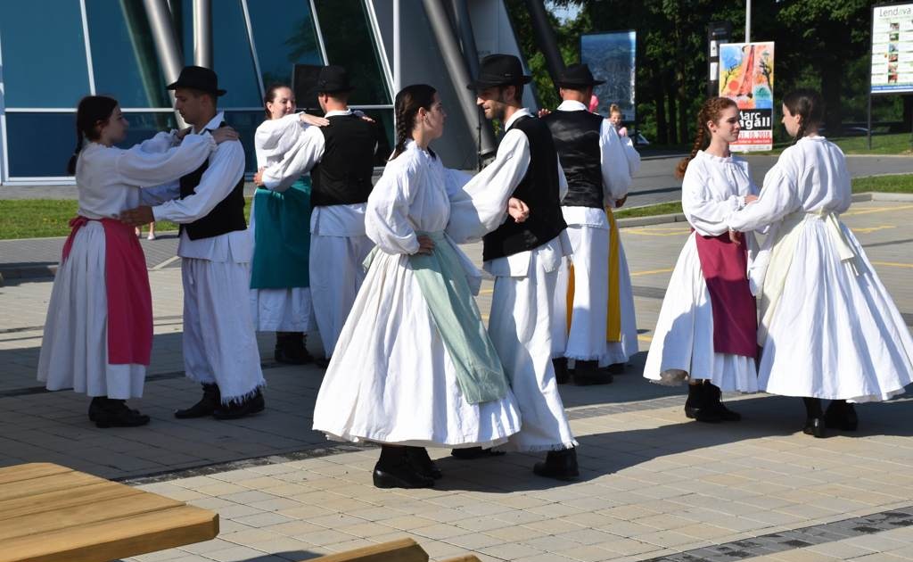 FOTO: “Ljubim torej sem” pod razglednim stolpom Vinarium FOTO: “Ljubim torej sem” pod razglednim stolpom Vinarium