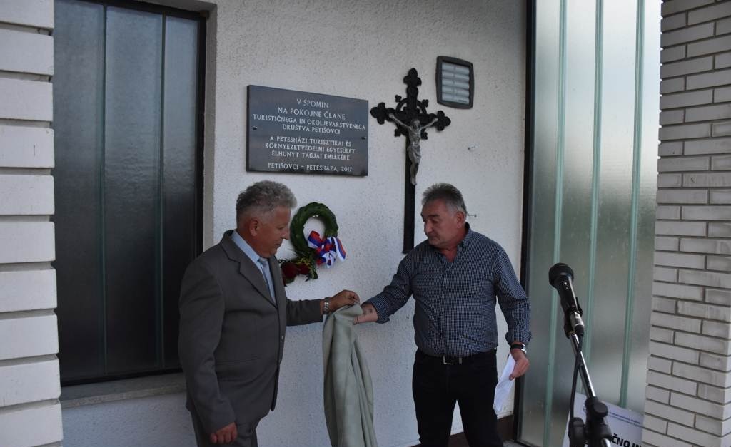FOTO: V Petišovcih odkrili in posvetili spominsko ploščo