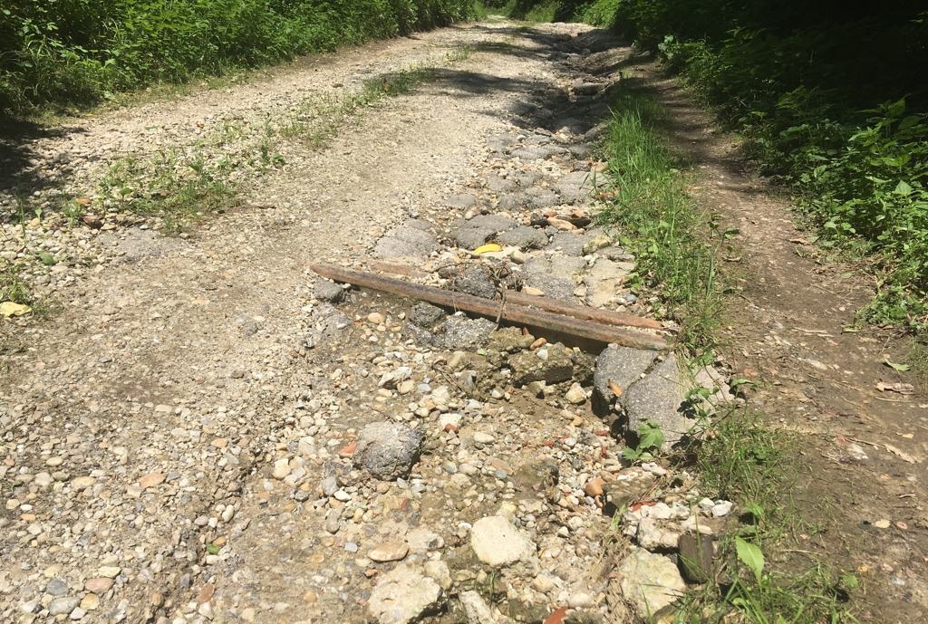 Občina odgovarja: “Po kategorizaciji in intenziteti prometa ne gre za cesto, ki bi jo bilo upravičeno temeljito prenoviti in asfaltirati.” Občina odgovarja: “Po kategorizaciji in intenziteti prometa ne gre za cesto, ki bi jo bilo upravičeno temeljito prenoviti in asfaltirati.”