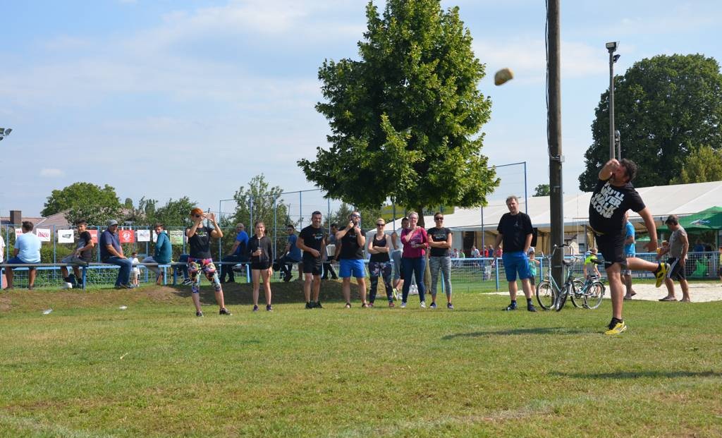 FOTO: Osrednji šport šestega festivalskega dne je bil nogomet, potekale tudi športne igre