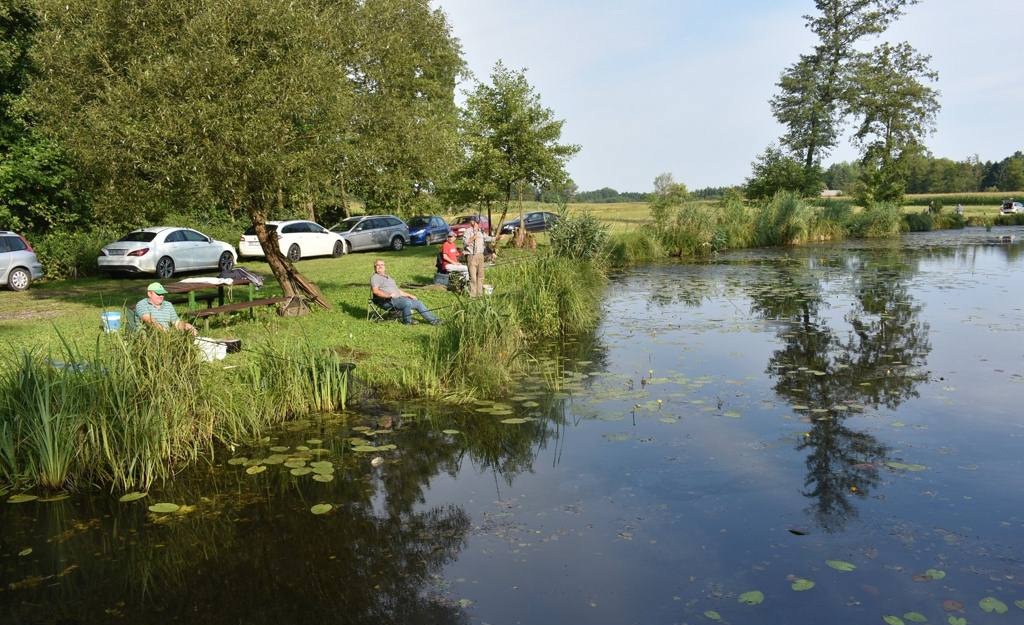 FOTO: Hotiza: Voden pohod po novoosvetljeni Halasovi križni poti in ribiško tekmovanje FOTO: Hotiza: Voden pohod po novoosvetljeni Halasovi križni poti in ribiško tekmovanje