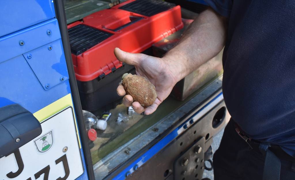 VIDEO, FOTO: Ročno bombo odstranili, razstrelili jo bodo na območju Lendave