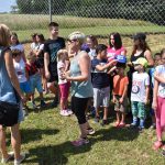 Občina odgovarja: “Po kategorizaciji in intenziteti prometa ne gre za cesto, ki bi jo bilo upravičeno temeljito prenoviti in asfaltirati.” FOTO: Drugi dan poletnega tabora v romskem naselju v Dolgi vasi