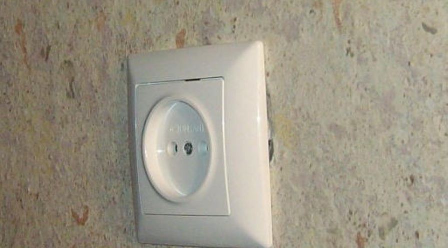 Elektrika za 2,5 evra: Okrajna državna tožilka ovadbo zoper Dominića zavrgla Elektrika za 2,5 evra: Okrajna državna tožilka ovadbo zoper Dominića zavrgla