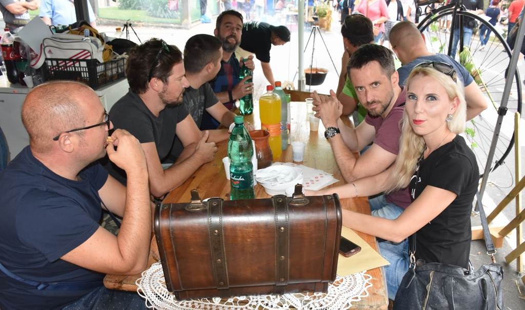VIDEO, FOTO: Naši gosti: Tamburaški ansambel “Žice” in klapa “Šufit” pri stojnici Lendavainfo.com