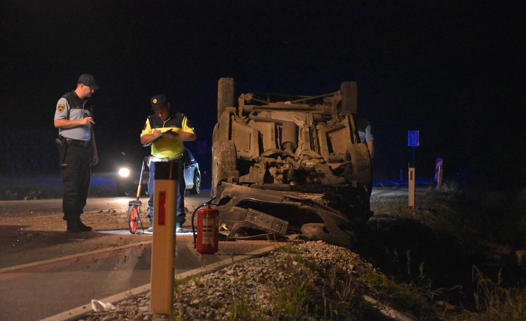 FOTO: Voznik z osebnim vozilom pristal na strehi