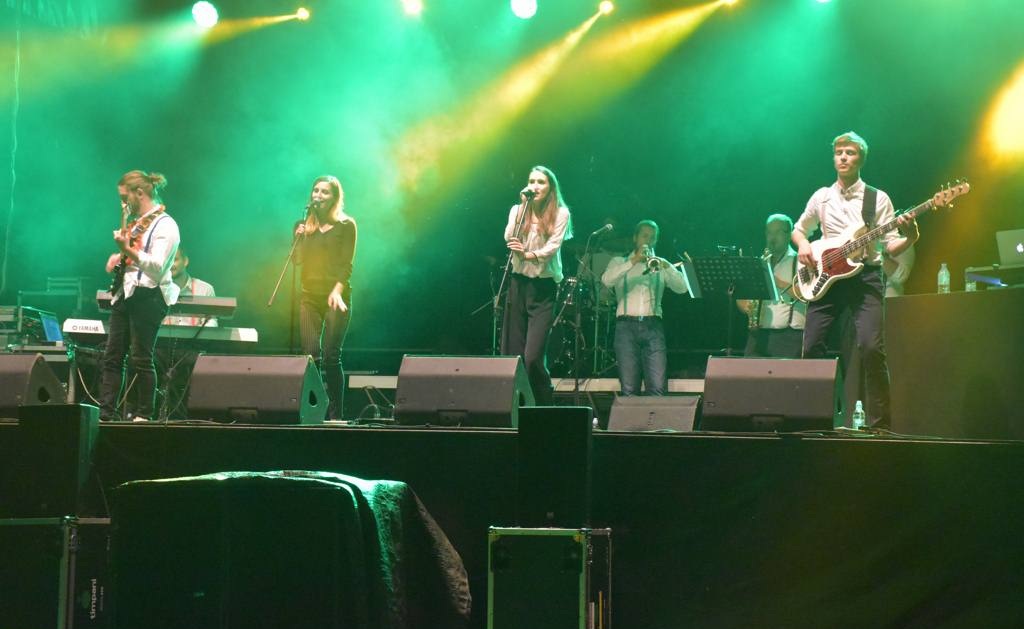 FOTO: Nastop glasbene skupine Groovocado pred Ribiškim domom
