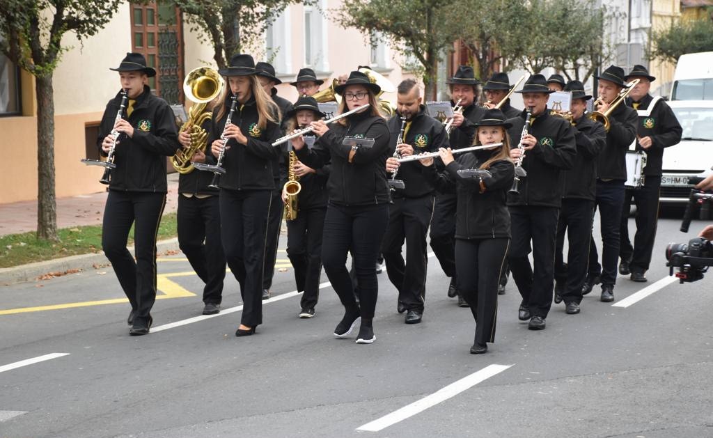 VIDEO, FOTO: Pihalni orkester poskrbel za budnico pred prireditvijo Lendavska trgatev VIDEO, FOTO: Pihalni orkester poskrbel za budnico pred prireditvijo Lendavska trgatev