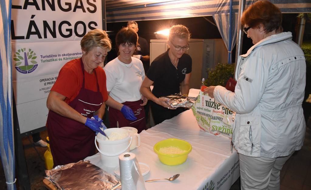 FOTO: Bogata ponudba tudi na včerajšnji Kulinarični ulici FOTO: Bogata ponudba tudi na včerajšnji Kulinarični ulici