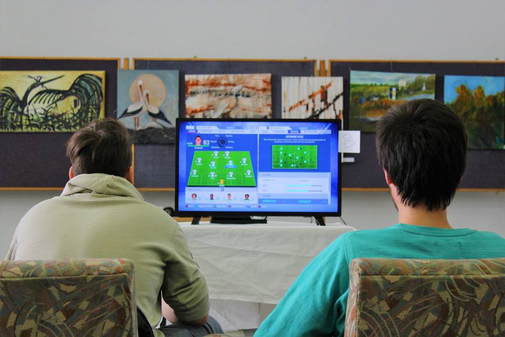 FOTO: V Dobrovniku so organizirali tekmovanje v Fifi na igralni konzoli PS 4