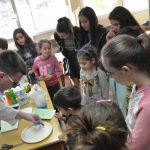 FOTO: Delavnice v začetku počitnic v romskem naselju