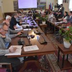 FOTO: Premiera družbeno-kritične predstave skupine teater.smo z naslovom “Tik-tak” Občinski svet včeraj potrdil ukinitev ožjega programskega sveta EPK “zaradi neefektivnosti”; Balažek protestno zapustil sejo