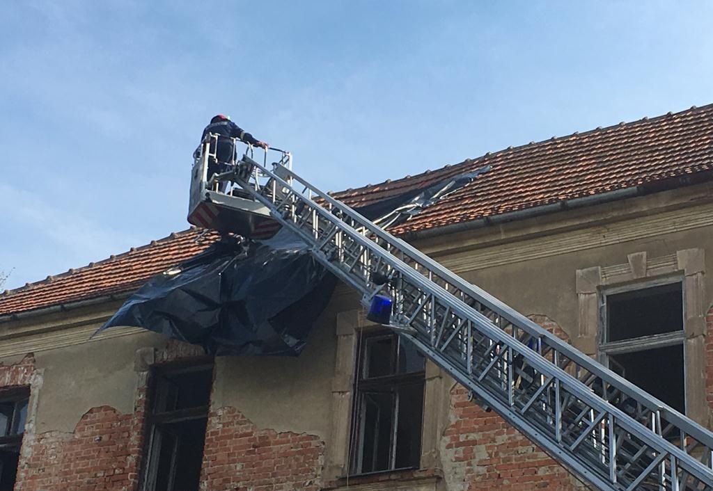 Najimpozantnejša stavba v starem mestnem jedru bo obnovljena, gasilci včeraj poskrbeli za streho